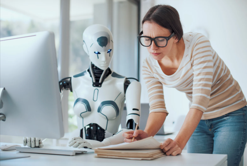 Professionnel travaillant avec un robot IA